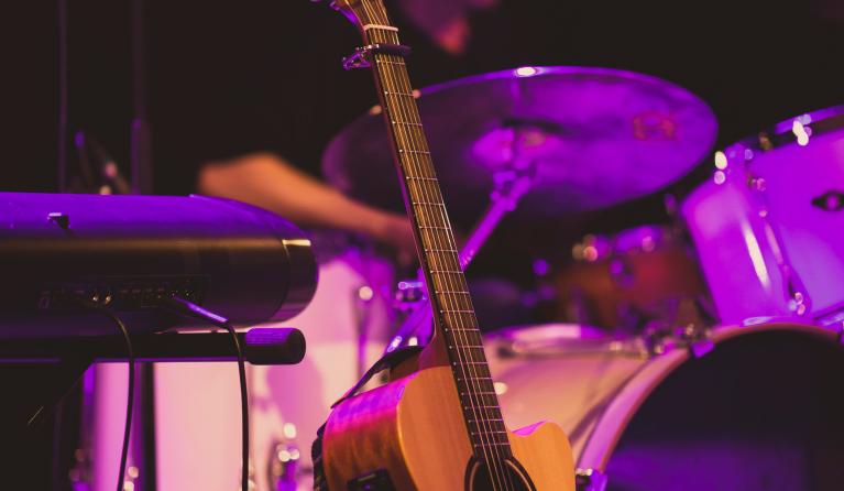 Gitaar op podium