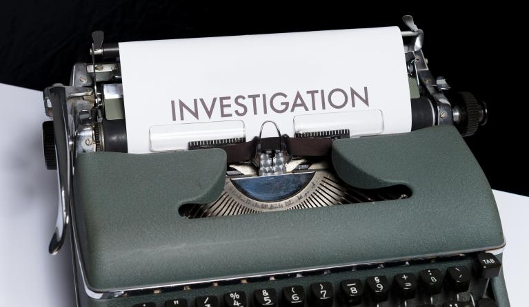 een typewriter met een vel papier eruit