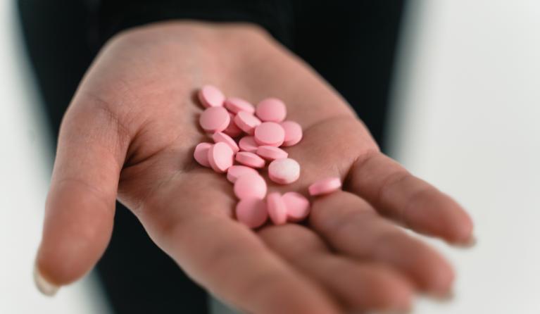 Handje met pillen