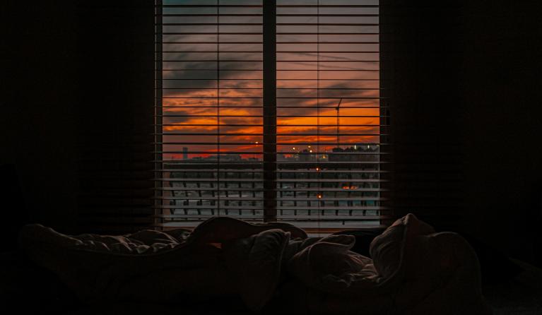 bed met raam en uitzicht op de nacht