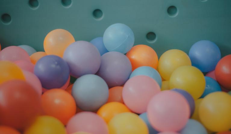 Ballenbak met gekleurde ballen