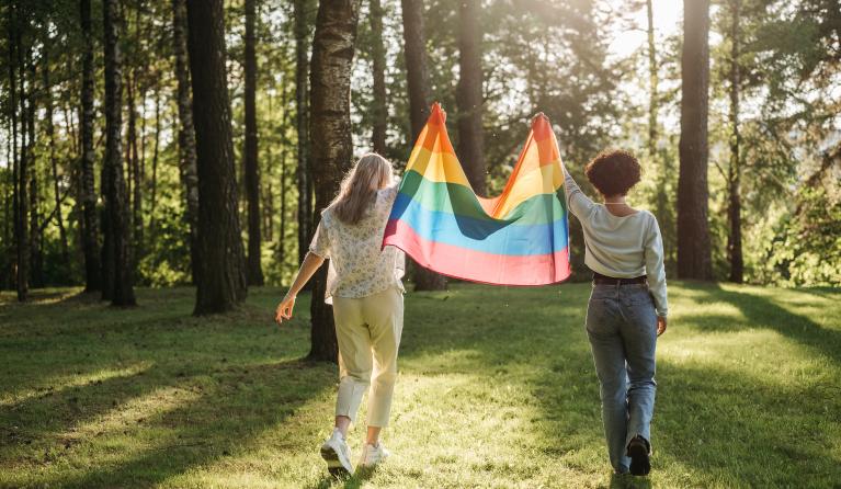 Twee vrouwen met de regenboogvlag