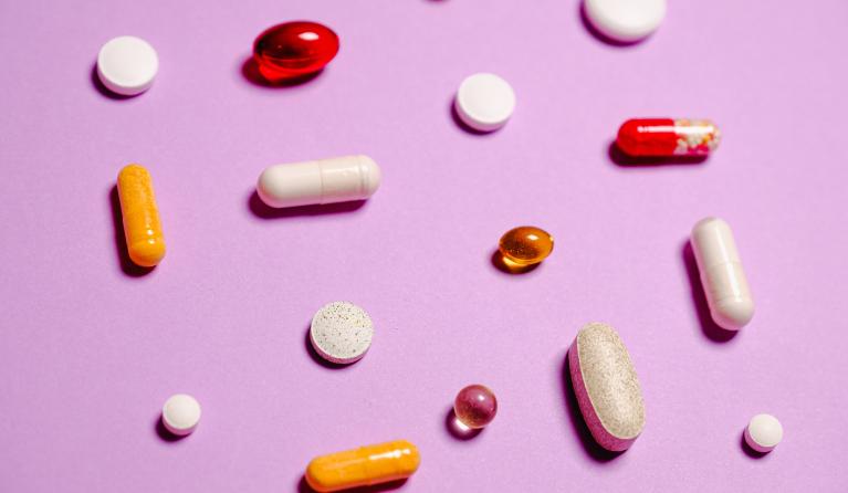 vitaminepillen op een paarse ondergrond