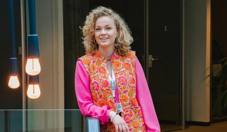 Een medewerker van KRO-NCRV