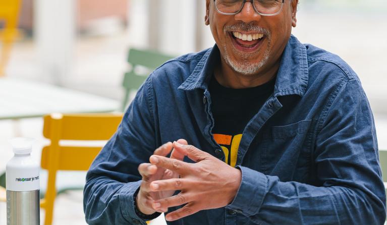 Een medewerker van KRO-NCRV