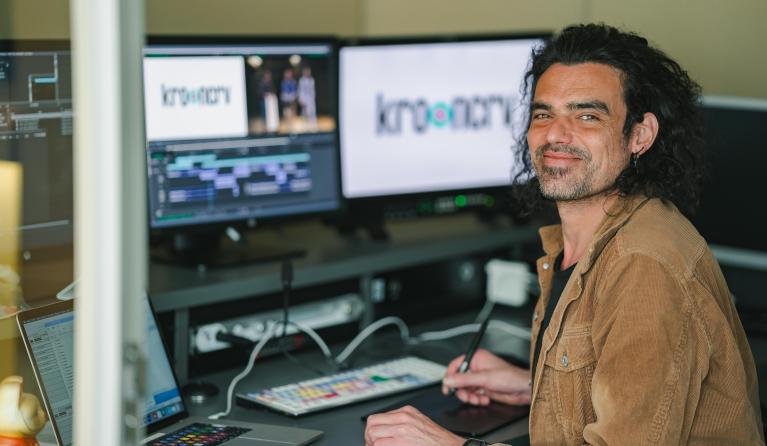 Een medewerker van KRO-NCRV