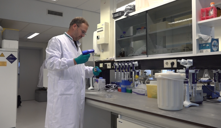 Rogier Veltrop in het laboratorium 