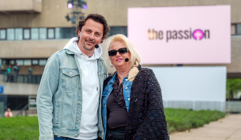 Moeder en zoon lachend