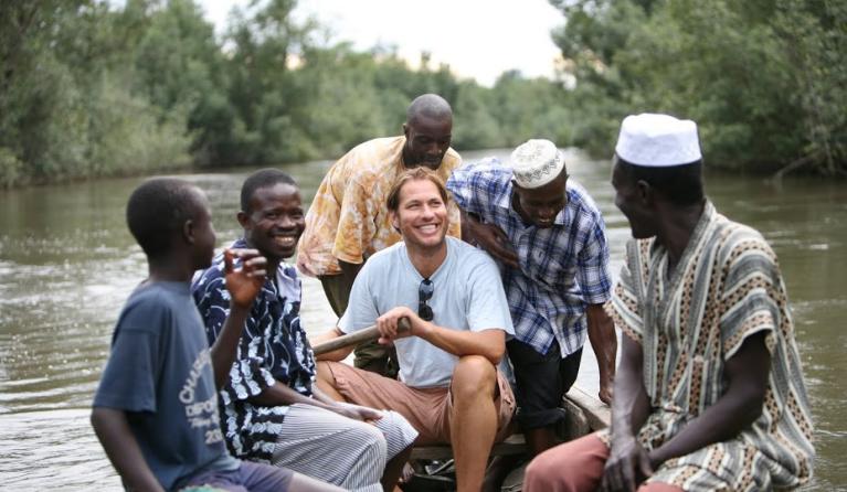 Sander met lokale bevolking