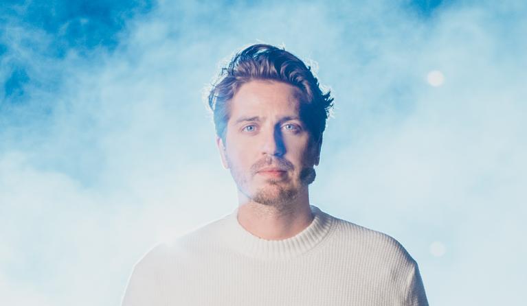 Man staat voor witte rook