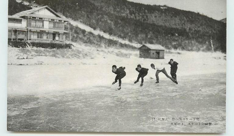 Japanse schaatsers gaan hard tijdens de schaatsmarathon op het Suwameer