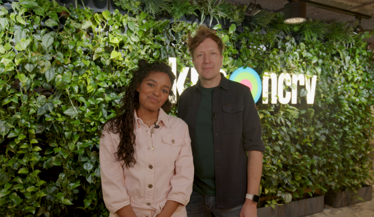 Klaas en Sosha voor een plantenmuur