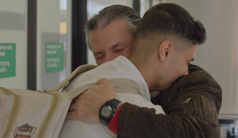 Twee mannen omhelzen elkaar