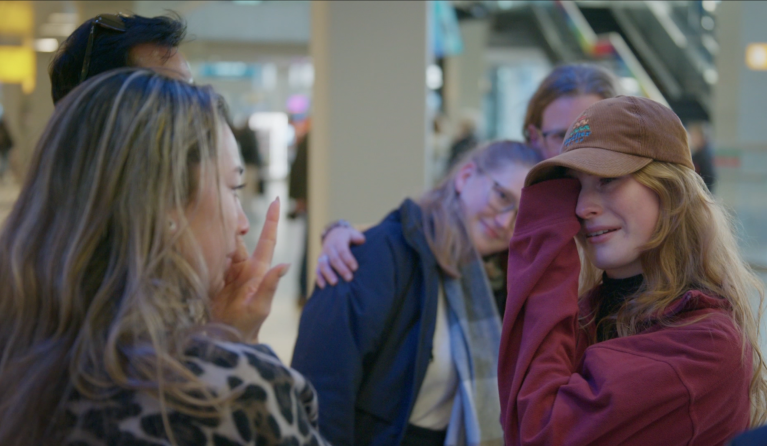 Twee vrouwen nemen afscheid met tranen in hun ogen