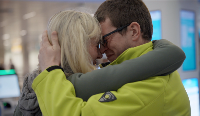 Man en vrouw met neuzen tegen elkaar aan