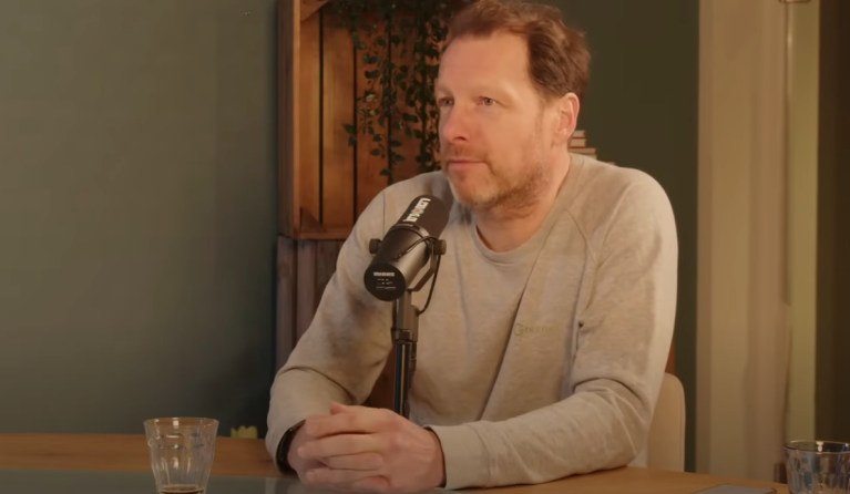 Man met een microfoon voor zich