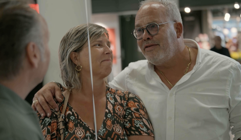 Vrouw kijkt verliefd naar man met bril