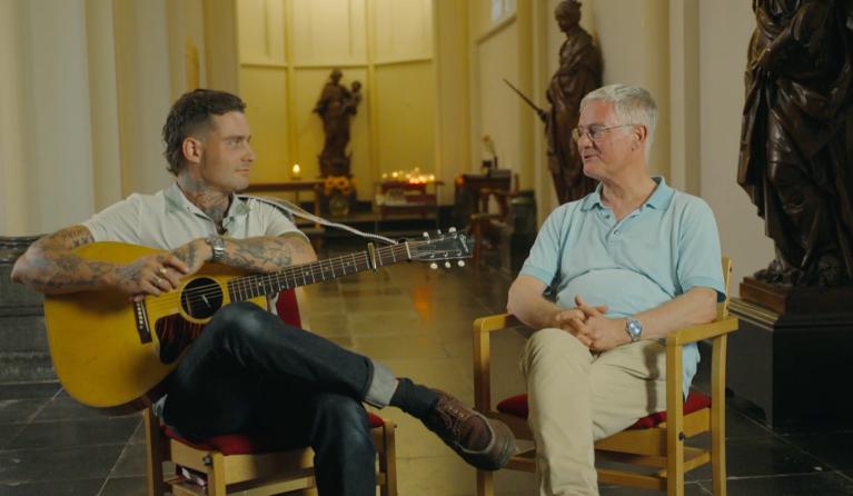 Douwe Bob in en overste Frank van Roemund