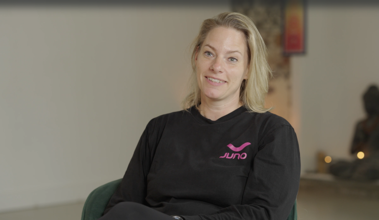 Blonde vrouw met zwarte trui