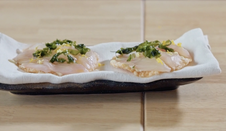 Plaat met rijstkoekje en zeewier