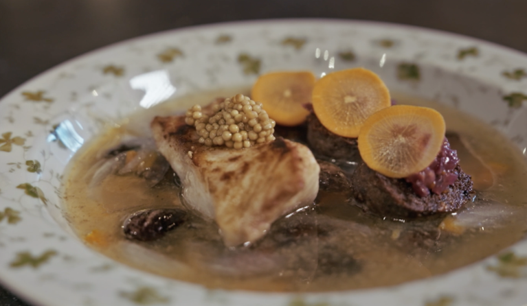 Bord met bouillon en vlees