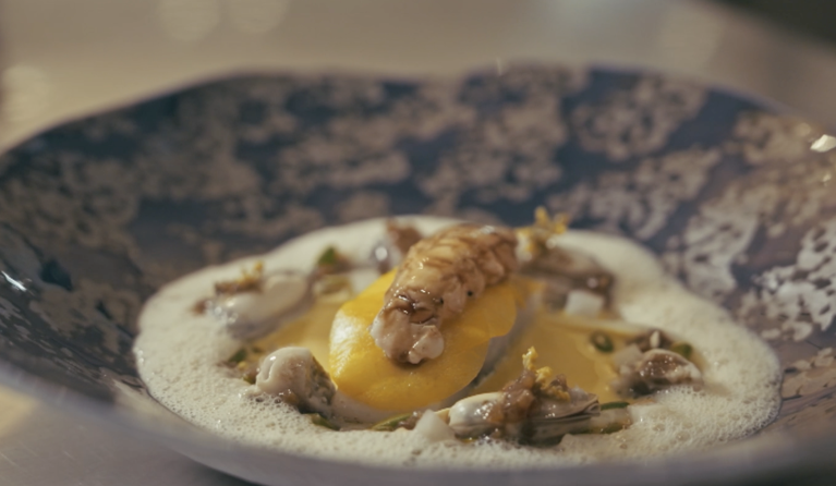 Bord met culinair gerecht en schuim