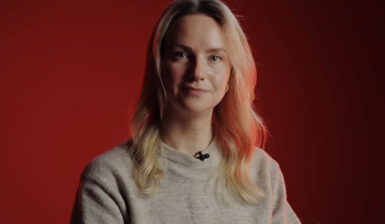 Blonde vrouw met rode achtergrond