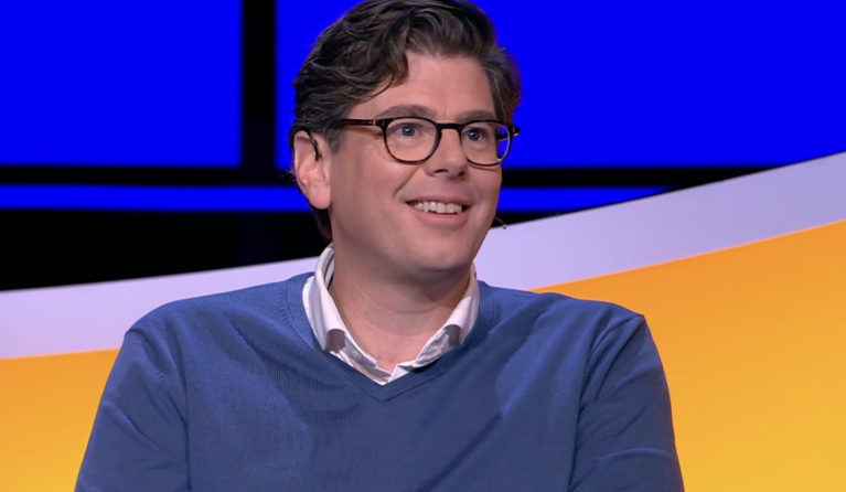 Man met zwart haar en bril