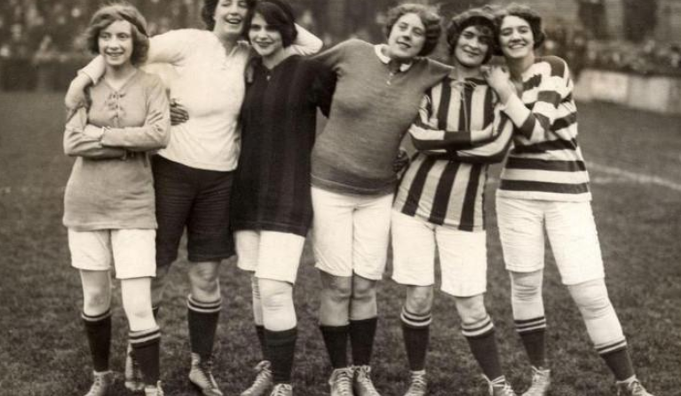 Vrouwenvoetbal in Londen 1914 Nationaal Archief/Collectie Spaarnestad