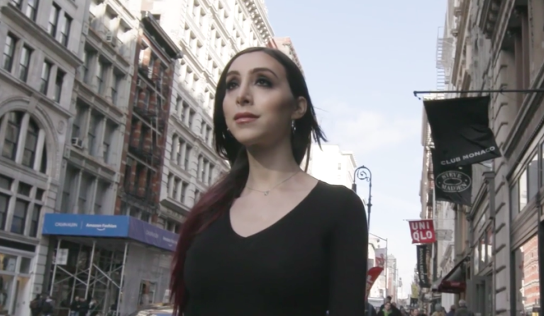 Foto: screenshot Mic video 'Walking while trans'