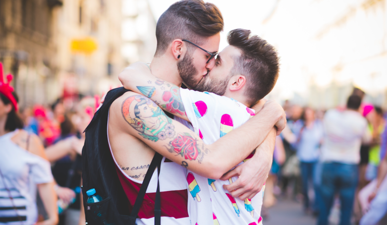 Twee mannen zoenen elkaar