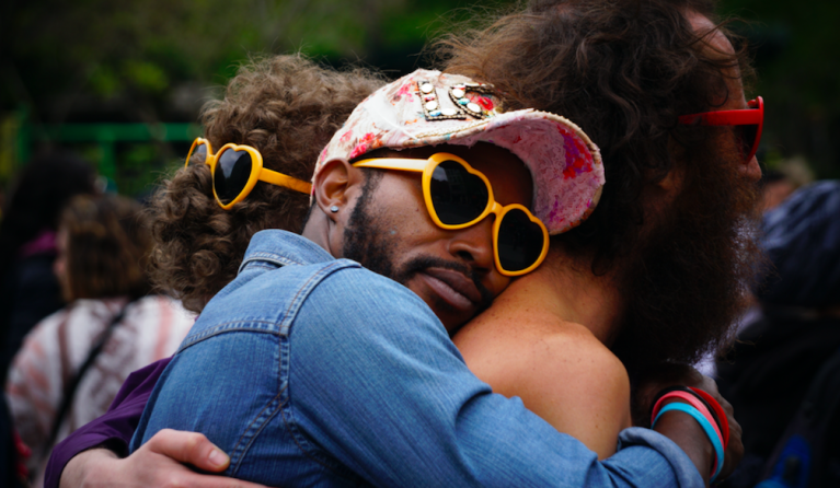 Mannen omhelzen elkaar 