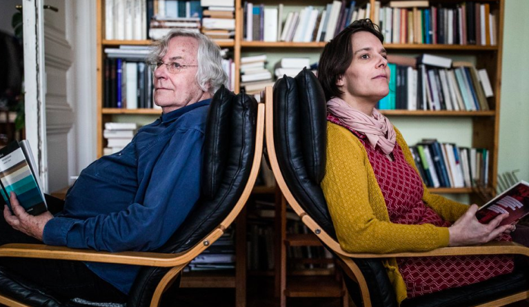 Helmut en Caroline zitten thuis 