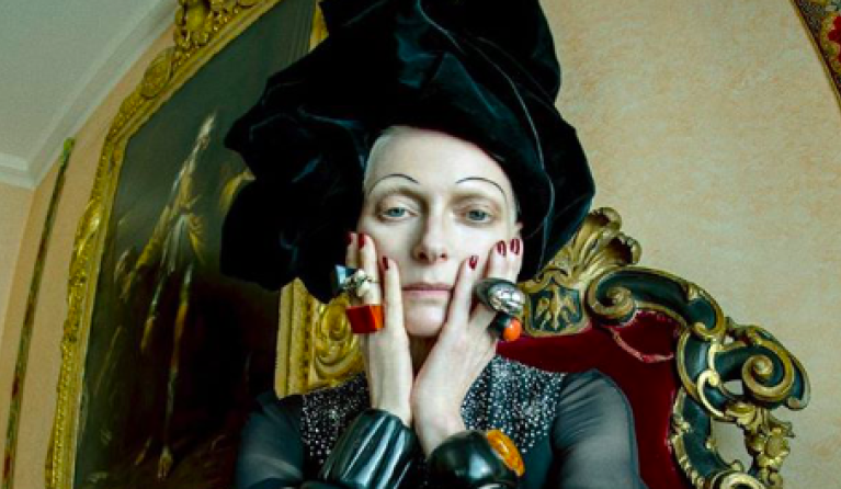 Tilda Swinton brengt een ode aan Edith Sitwell in W Magazine
