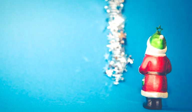Kerstman waarvan je het gezicht niet ziet.