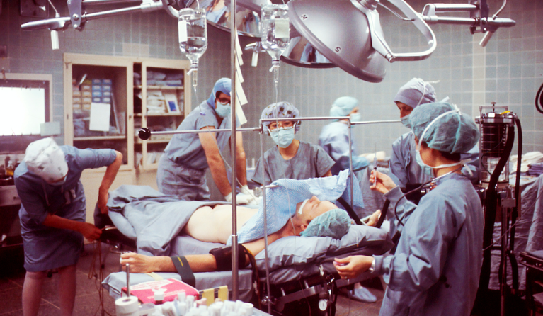 man wordt geopereerd door chirurgen