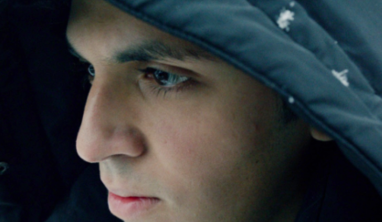 Still uit de documentairefilm Shadow Game. Mustafa (17) uit Irak.