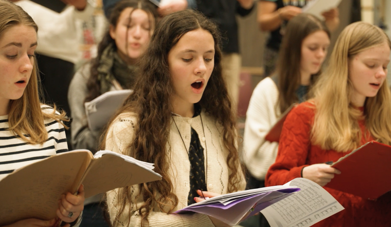 Zingend meisje in Nieuw Vocaal Amsterdam