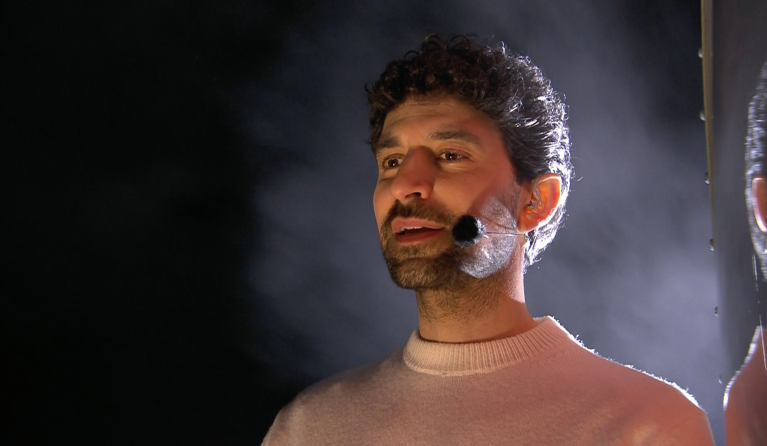 Sinan zingt Leun op mij