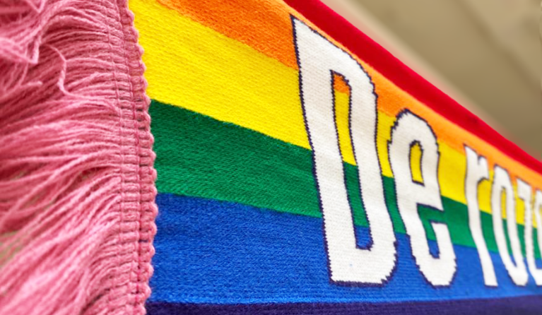 De roze supporters sjaal