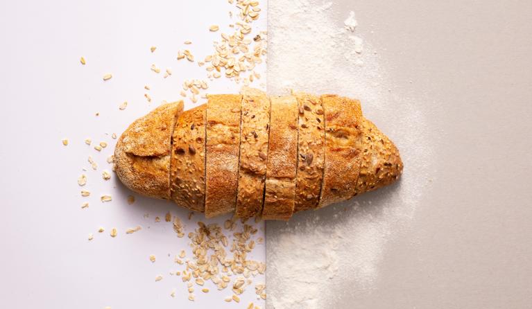 Gesneden brood op een wit oppervlak