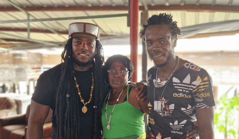 Clyde met familie in Suriname