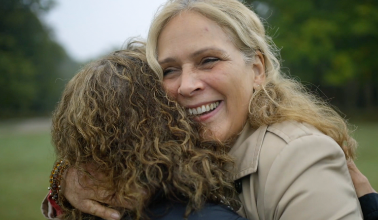 Elèni ontmoet haar biologische moeder Ellie in Spoorloos