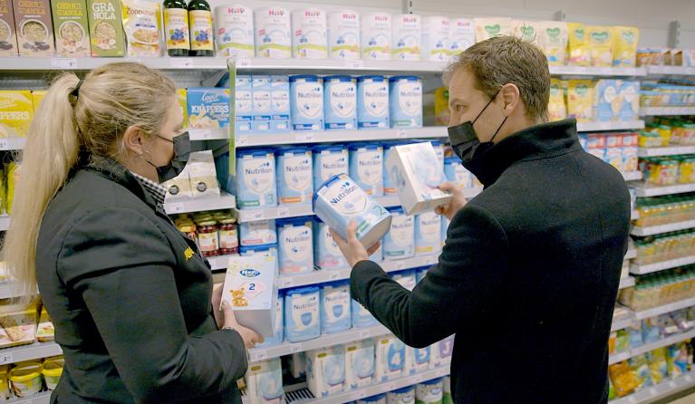 Daan Nieber met flesvoeding in zijn hand