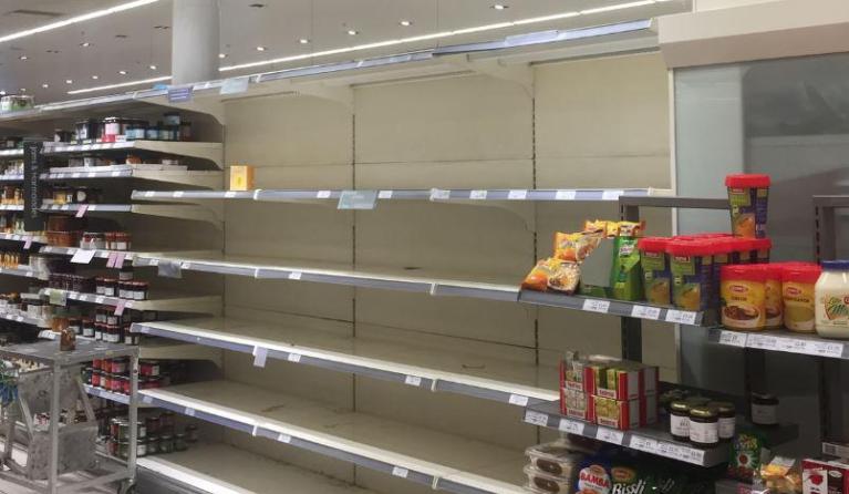 Geen thee in de schappen van deze Engelse supermarkt