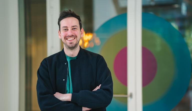 Een medewerker van KRO-NCRV