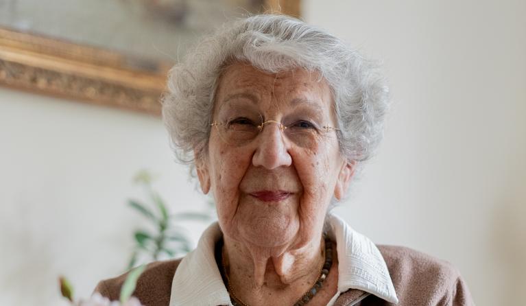 Tineke Sligting in haar woonkamer 