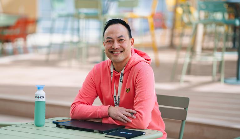 Een medewerker van KRO-NCRV