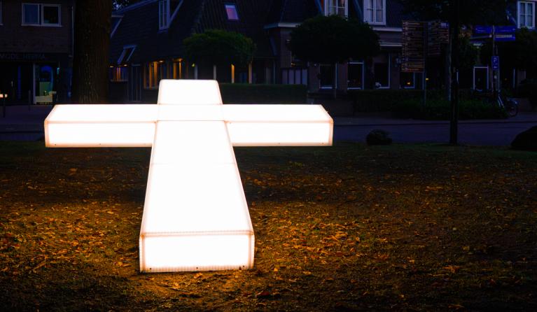 Wit lichtgevend kruis