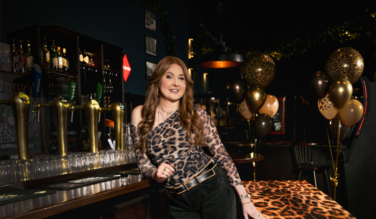 een vrouw bij een kist met panterprint